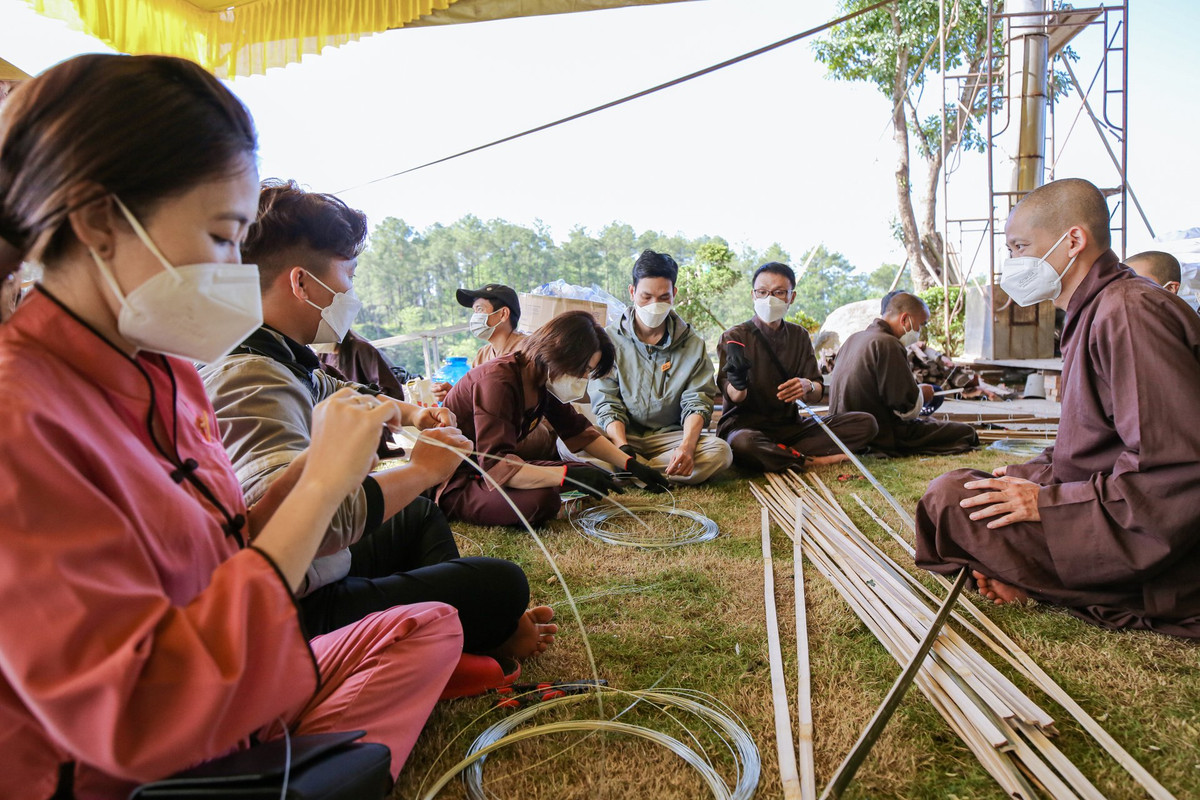 Hàng chục môn đệ của Tổ đình Từ Hiếu phối hợp với các nghệ nhân của làng đúc đồng Phường Đúc gấp rút dựng đài hỏa táng theo kỹ thuật truyền thống bằng đất.