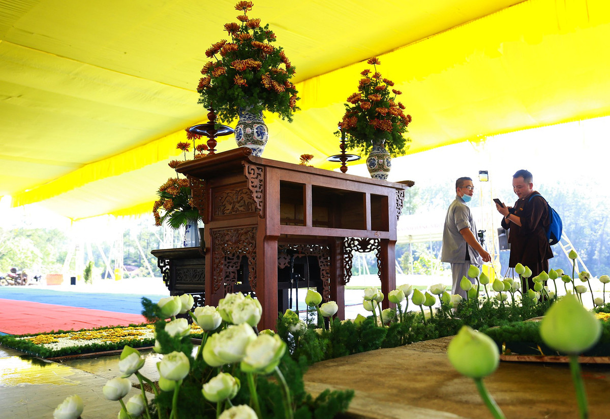 Phía trước đài hòa táng là bàn thờ để thực hiện nghi thức Trà tỳ, tâm tang cho thiền sư Thích Nhất Hạnh. Đại diện Tổ đình Từ Hiếu cho hay lễ Trà tỳ diễn ra hơn 10 giờ. Thi thể thiền sư sẽ được hỏa thiêu ở khoảng 1.000 độ C.