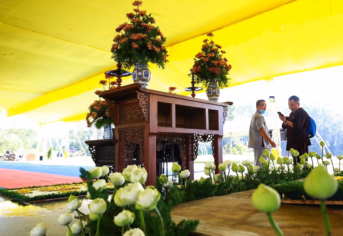 Phía trước đài hòa táng là bàn thờ để thực hiện nghi thức Trà tỳ, tâm tang cho thiền sư Thích Nhất Hạnh. Đại diện Tổ đình Từ Hiếu cho hay lễ Trà tỳ diễn ra hơn 10 giờ. Thi thể thiền sư sẽ được hỏa thiêu ở khoảng 1.000 độ C.