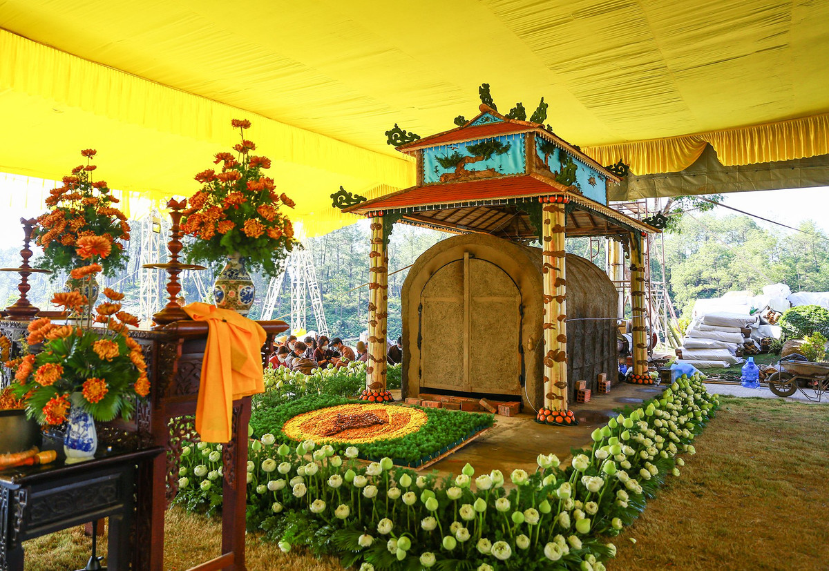 Đài hỏa táng đặc biệt này được thực hiện bằng đất sét với kỹ thuật truyền thống tương tự với việc làm các lò đúc đồng ở Thừa Thiên - Huế.