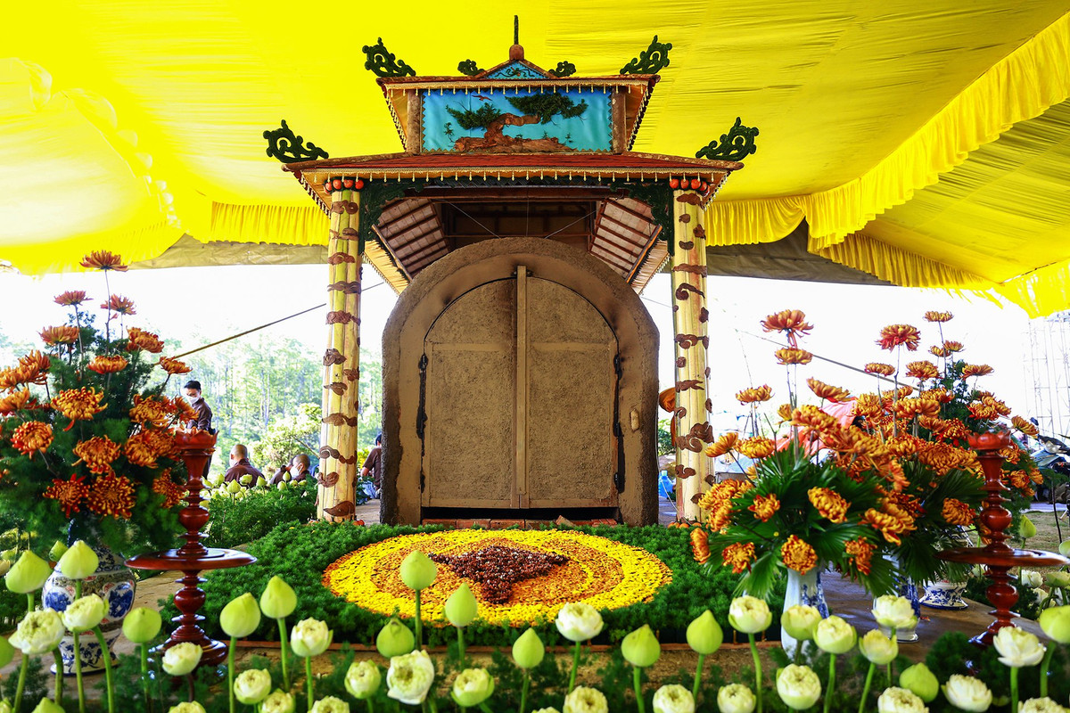 Đài hỏa táng gồm 2 phần: Phần lò thiêu và phần đài che bên ngoài. Lò thiêu có cửa chính bằng kim loại dùng để đưa kim quan vào. Bên trong có hệ thống thông khí để bảo đảm cho lửa được cháy đều và hệ thống thu khói dẫn ra bên ngoài. Xung quanh đài hỏa táng được trang trí bằng nhiều loại hoa, trong đó màu sắc chủ đạo là vàng và trắng.