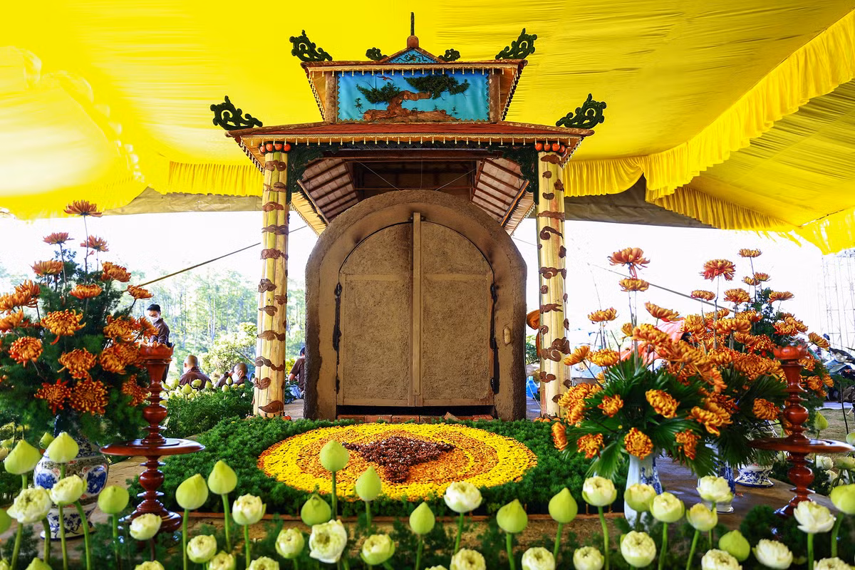 Đài hỏa táng gồm 2 phần: Phần lò thiêu và phần đài che bên ngoài. Lò thiêu có cửa chính bằng kim loại dùng để đưa kim quan vào. Bên trong có hệ thống thông khí để bảo đảm cho lửa được cháy đều và hệ thống thu khói dẫn ra bên ngoài. Xung quanh đài hỏa táng được trang trí bằng nhiều loại hoa, trong đó màu sắc chủ đạo là vàng và trắng.