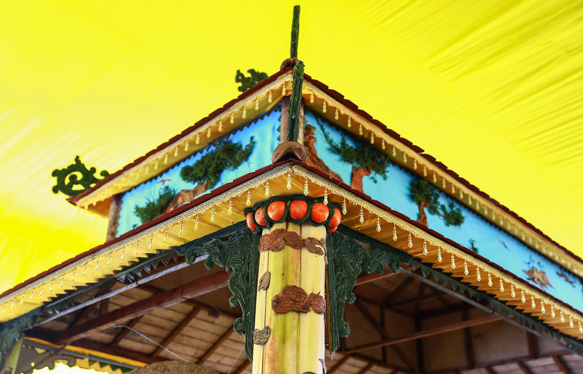 Cột và phần mái che được chạm khắc theo phong cách truyền thống và đảm bảo những nét hoa văn của kiến trúc Phật giáo.