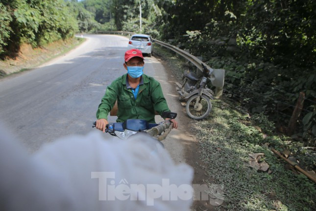 “Nếu ong sứ thấy phù hợp để trú ngụ thì sẽ đi gọi đàn kéo về ở trong tổ mồi đã làm sẵn. Sau khi đàn ong vào hết trong tổ, chúng tôi đưa tổ này về nhà và nuôi lấy mật. Thực ra đi săn ong này rất khó, không phải ngày nào cũng được. Có những lúc đưa về nhà nuôi được vài tháng thì nó kéo nhau đi hết”, anh Trần Đình Ái nói.