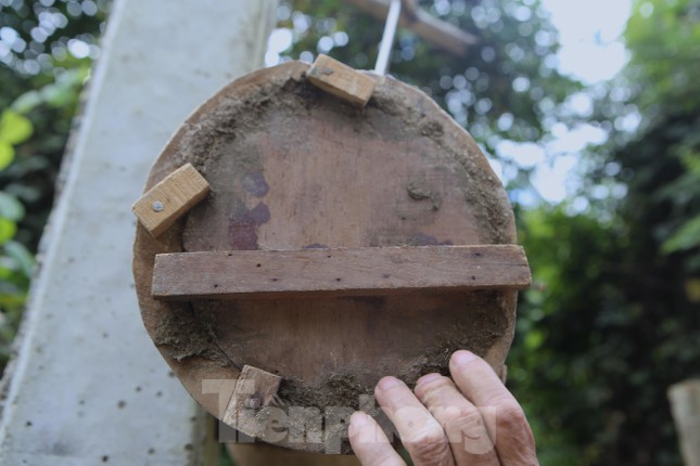 Theo ông Thanh, tổ ong mồi được làm từ than gỗ mít, hình tròn dài chừng 50cm, đục rỗng ở giữa và bịt hai phần đầu của ống. Bên trong tổ ong mồi được thợ săn dùng mật ong rừng tự nhiên quệt lên các thành ống để tạo mùi thơm, thu hút ong đến.