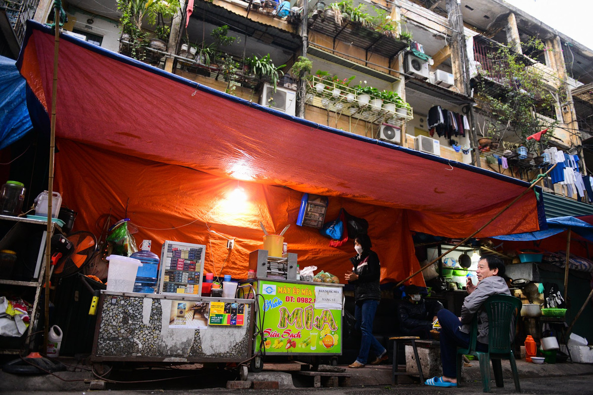 Tại khu C8 tập thể Giảng Võ (Ba Đình), dưới chân khu nhà, một vài hộ dân đã di dời tới khu tái định cư đến nay lại quay về để buôn bán. Trong khi phía trên nhà C8 ở đơn nguyên 3 có 18 hộ chưa di dời.