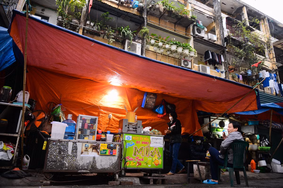 Tại khu C8 tập thể Giảng Võ (Ba Đình), dưới chân khu nhà, một vài hộ dân đã di dời tới khu tái định cư đến nay lại quay về để buôn bán. Trong khi phía trên nhà C8 ở đơn nguyên 3 có 18 hộ chưa di dời.