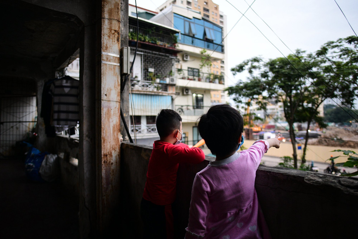 Với một số gia đình chưa di dời nguyên nhân chính bởi những khu nhà ở tạm cách quá xa trung tâm trong khi công việc của bố mẹ, học tập của con cái, giấy tờ... còn phụ thuộc tại nơi ở cũ gây ra sự bất tiện lớn.