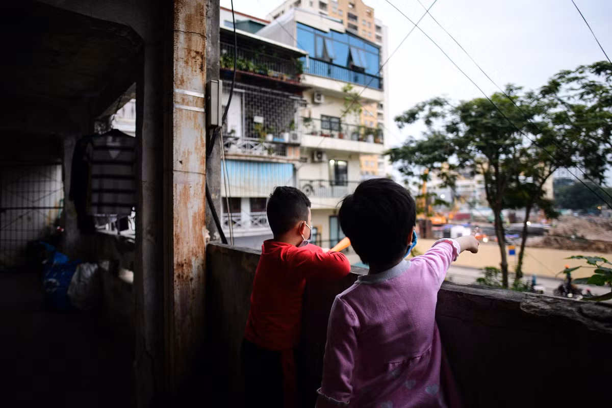 Với một số gia đình chưa di dời nguyên nhân chính bởi những khu nhà ở tạm cách quá xa trung tâm trong khi công việc của bố mẹ, học tập của con cái, giấy tờ... còn phụ thuộc tại nơi ở cũ gây ra sự bất tiện lớn.