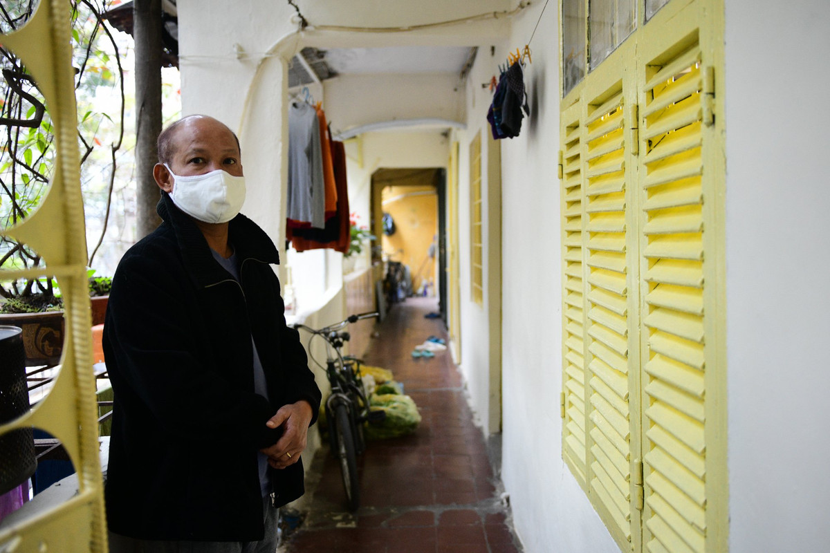 Ông Nguyễn Văn Thu sống trong căn hộ tầng 3 của nhà C8 từ năm 1983. 9 năm trước, khu nhà được đánh giá xuống cấp nguy hiểm. Dù đã nhiều lần được mời lên phường để họp bàn phương án giải quyết nhưng đến nay mọi việc vẫn nằm trên giấy tờ. Gia đình ông Thu cùng nhiều nhà khác tiếp tục ở lại. Năm nay, ông không ngần ngại sơn sửa nhà cửa dù đã hay tin thành phố chuẩn bị hoàn tất di dời khu nhà.