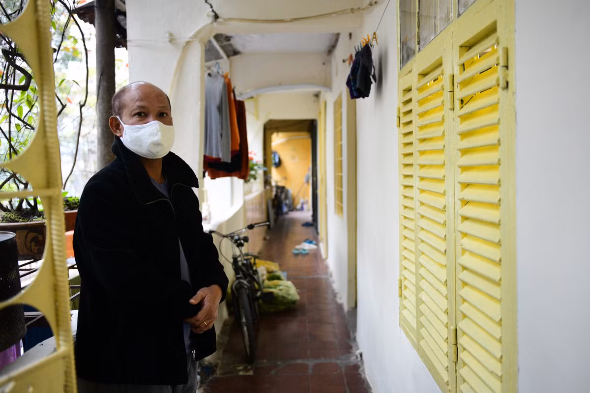 Ông Nguyễn Văn Thu sống trong căn hộ tầng 3 của nhà C8 từ năm 1983. 9 năm trước, khu nhà được đánh giá xuống cấp nguy hiểm. Dù đã nhiều lần được mời lên phường để họp bàn phương án giải quyết nhưng đến nay mọi việc vẫn nằm trên giấy tờ. Gia đình ông Thu cùng nhiều nhà khác tiếp tục ở lại. Năm nay, ông không ngần ngại sơn sửa nhà cửa dù đã hay tin thành phố chuẩn bị hoàn tất di dời khu nhà.