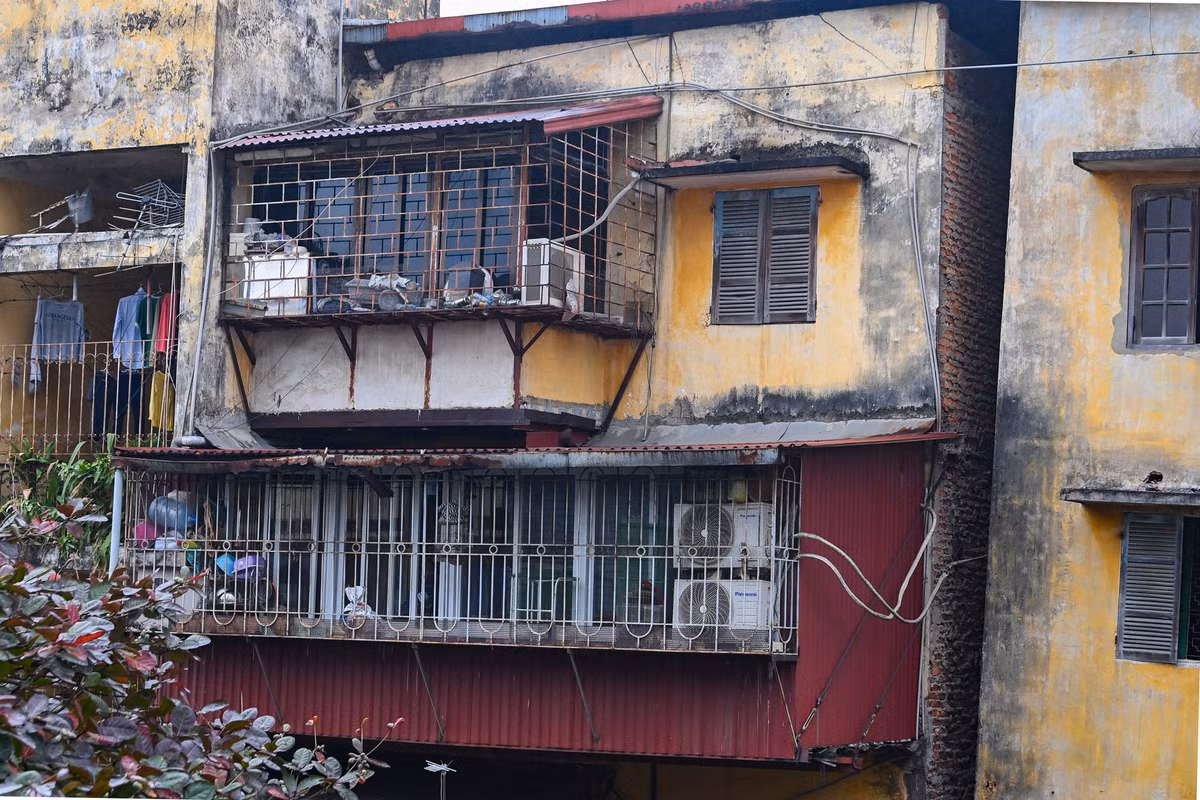 Khu tập thể Bộ Tư pháp (ngõ 35 Kim Mã Thượng, Cống Vị, Ba Đình, Hà Nội), được xây dựng từ năm 1990 đến nay đã xuống cấp nghiêm trọng. Khu tập thể này có 3 đơn nguyên thì có tới hai đơn nguyên 1 và 3 bị nghiêng lún tách rời khỏi đơn nguyên 2 khoảng cách hơn 1 m.