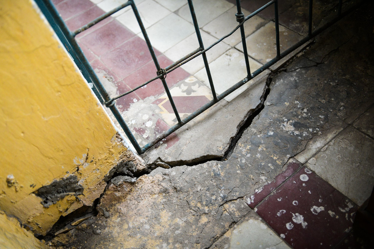 Ông Thu cũng kể lại, năm 2016, những hộ dân sinh sống trong khu C8 Giảng Võ được trưng cầu ý kiến, 90% đều đồng tình với việc xây chung cư mới, nhà thầu cũng đã được chỉ định. "Chúng tôi đồng ý di dời. Không có ai muốn sinh sống trong điều kiện hạn chế như này cả. Nhưng chúng tôi cần những kế hoạch cụ thể, rõ ràng cả về việc đền bù thỏa đáng", ông Thu nói.