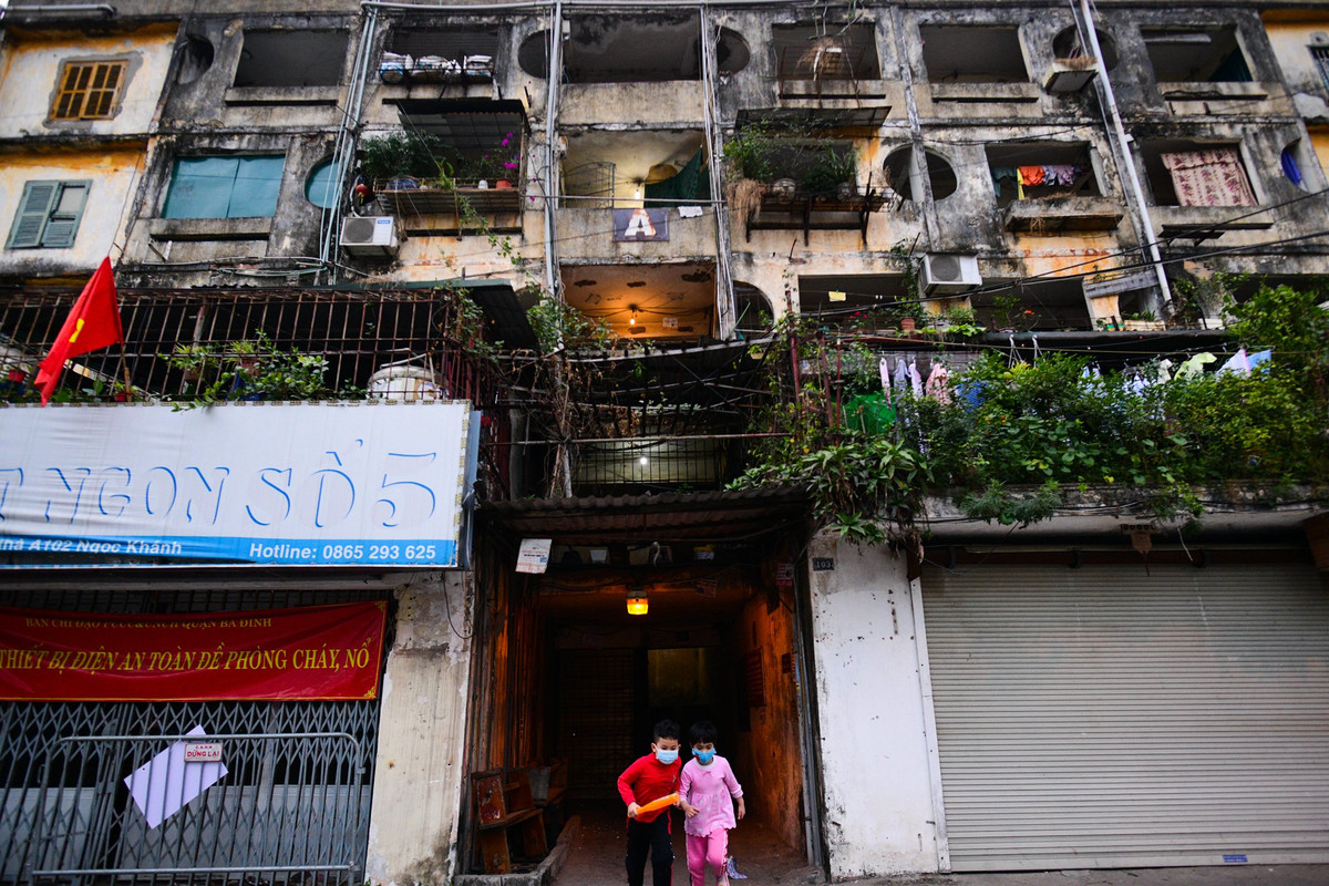 Khu nhà A thuộc tập thể Ngọc Khánh (Ba Đình) cũng nằm trong danh sách yêu cầu di dời. Với 4 khu chung cư tại quận Ba Đình, UBND thành phố giao Sở Xây dựng kiểm định, đánh giá thực trạng; UBND quận Ba Đình khảo sát, xác định số liệu hiện trạng làm cơ sở để nhà đầu tư lập đề xuất phương án bồi thường, hỗ trợ, tái định cư và bố trí nhà ở tạm thời. Dự kiến, nhà chung cư cũ, nhà nguy hiểm cấp D phá dỡ trong quý III/2023.