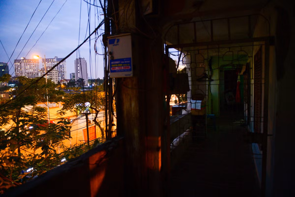 Dù nằm ngay trên những trục đường chính tấp nập xe cộ của quận trung tâm như Đống Đa, Ba Đình, đến tối những khu tập thể cũng trở nên tối om khi không sử dụng hệ thống điện chiếu sáng bên ngoài hoặc bởi nhiều tầng đã không còn người ở.