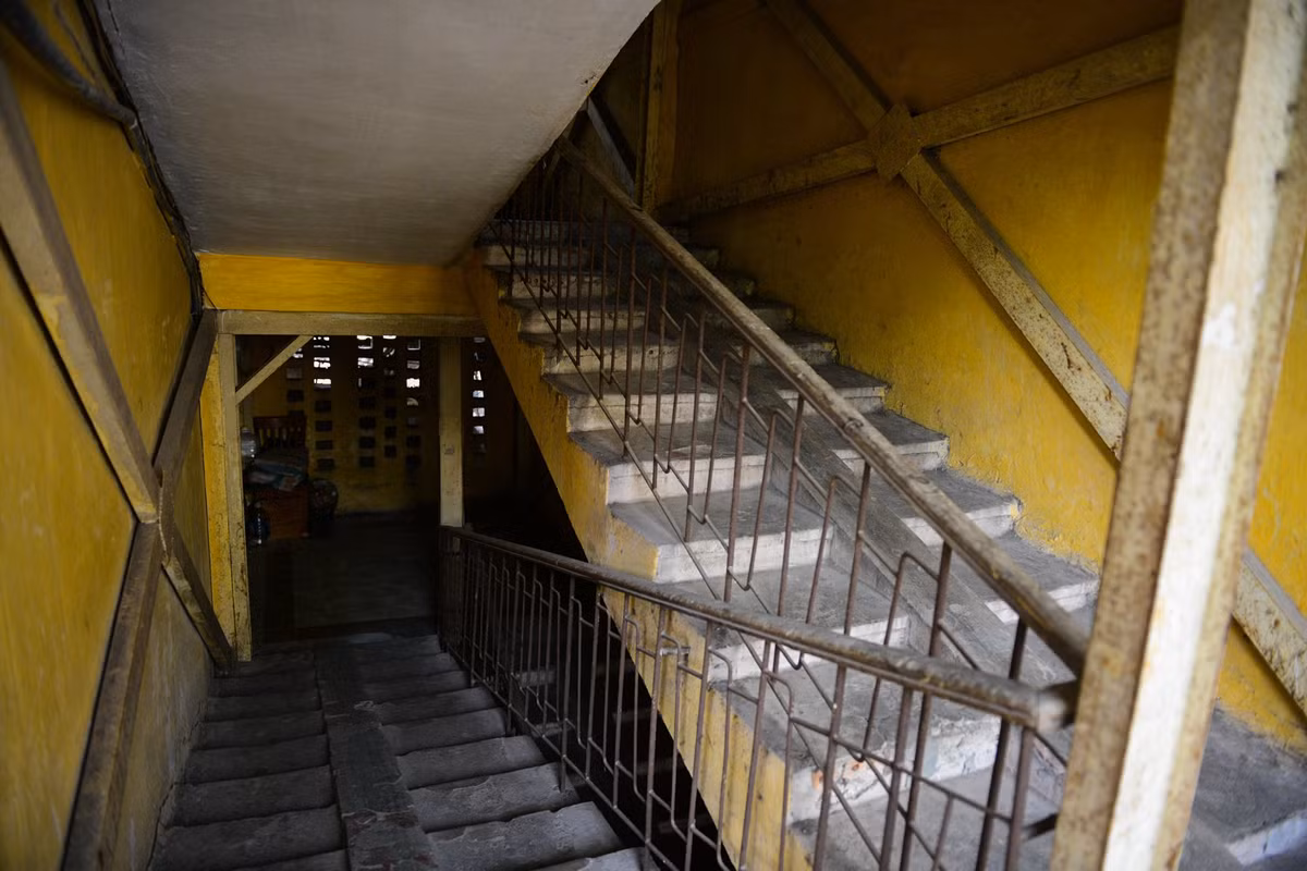 Tập thể C8 Giảng Võ được xây dựng năm 1979, đến nay phải dùng khung sắt để chống đỡ cầu thang cho cả 5 tầng. Theo Sở Xây dựng Hà Nội, thành phố có khoảng 1.600 nhà chung cư cũ. Các chung cư này được xây dựng giai đoạn từ 1960 đến 1992, quy mô 2-5 tầng, kết cấu tường gạch, bê tông lắp ghép. Lối xây kiểu cũ này qua thời gian trở thành nguyên nhân nứt gãy của những khu nhà.