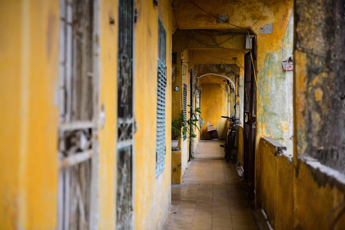 Khung cảnh vắng lặng trong hành lang của những dãy nhà khi số lượng người dân còn ở lại không nhiều.