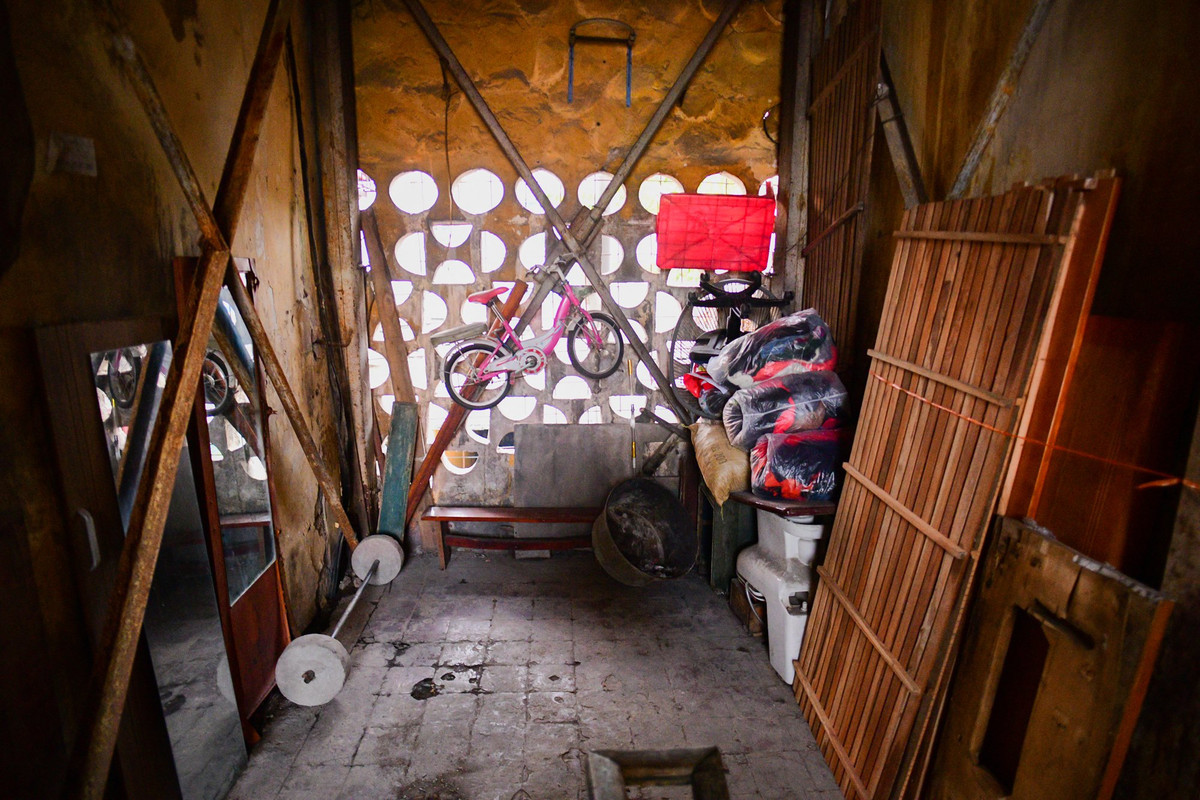 Tại nhà A tập thể Ngọc Khánh, nhiều gia đình đã chuyển khỏi đây khiến không khí có phần vắng lặng. Khu vực cầu thang trở thành nơi để đồ đạc ngổn ngang của một vài gia đình. Xung quanh được gia cố chống đỡ bằng các thanh sắt.