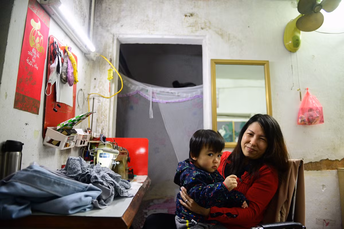 Gia đình chị Thanh sinh sống nhiều năm trong căn hộ tầng 4 của nhà A tập thể Ngọc Khánh. Thuộc chung cư cấp D, khu nhà đến nay đã xập xệ trông thấy. Trên tường, nước mưa ngấm lại sau những trận mưa lớn tạo thành những vệt mốc loang dài. "Đợt nào mùa mưa dài ngày thì nhà dột hết, tôi phải căng bạt che để lấy chỗ ngủ. Mà đấy là nhà ở tầng 4 chứ tầng trên cùng chắc họ ướt hết", chị Thanh chia sẻ.