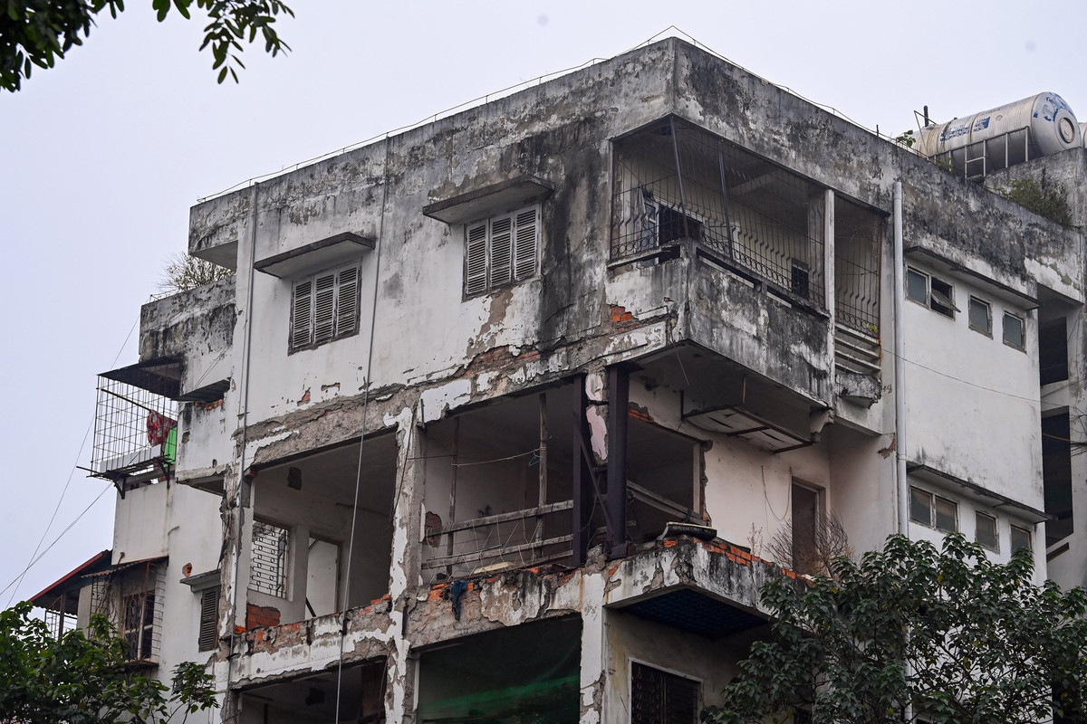 Khu tập thể 51 Huỳnh Thúc Kháng (quận Đống Đa, Hà Nội) đã xuống cấp nghiêm trọng. Năm 2011, căn nhà số 49 bên cạnh từng đổ sập ảnh hưởng lớn đến khu tập thể này. Đến nay, nhà 51 Huỳnh Thúc Kháng còn 4 hộ dân tại đơn nguyên 1 chưa di dời dù đã được bố trí quỹ nhà tạm cư.