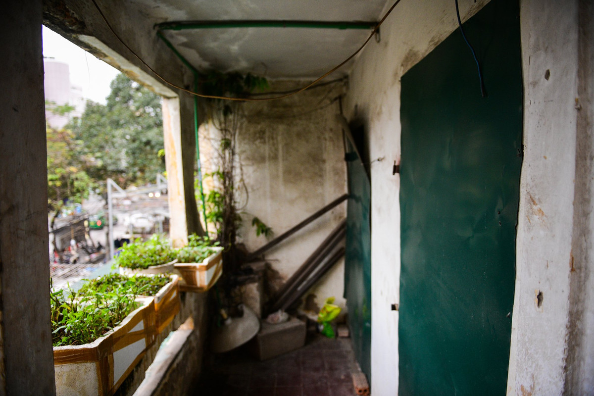 Nhiều căn nhà được niêm phong kín mít bằng những tấm tôn. Phía ngoài ban công được những hộ ở lại sử dụng trồng rau hoặc chất đồ đạc.