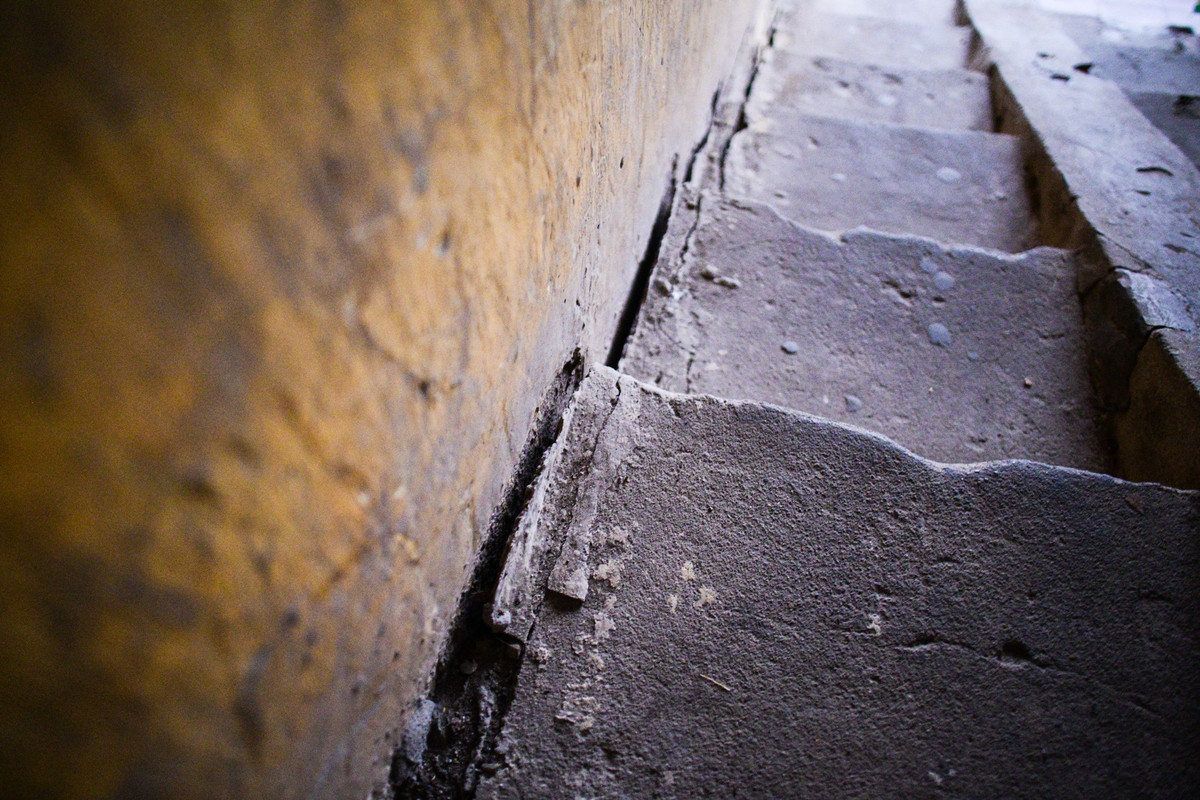 Chị Thanh cũng không còn lạ khi thấy những vệt nứt dài phía cầu thang hay độ nghiêng thấy rõ của cả tòa nhà nếu đứng từ dưới sân nhìn lên. Chị cũng cho biết đã rất nhiều lần phường tới vận động di dời, họp bàn chính sách nhưng rồi vẫn chưa thấy có gì thay đổi.