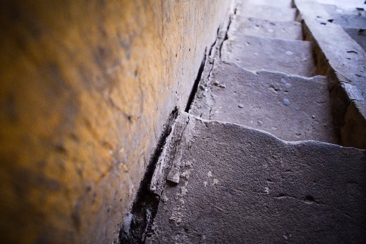 Chị Thanh cũng không còn lạ khi thấy những vệt nứt dài phía cầu thang hay độ nghiêng thấy rõ của cả tòa nhà nếu đứng từ dưới sân nhìn lên. Chị cũng cho biết đã rất nhiều lần phường tới vận động di dời, họp bàn chính sách nhưng rồi vẫn chưa thấy có gì thay đổi.