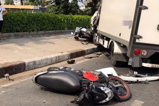 Oto tai huc vang dai phan cach, tong nhieu xe may o TP.HCM