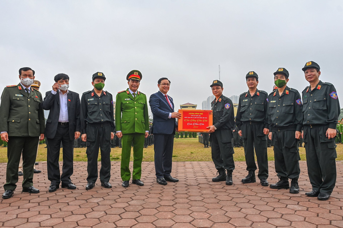Nhân dịp Tết Nhâm Dần, Chủ tịch Quốc hội Vương Đình Huệ tặng quà Bộ Tư lệnh CSCĐ và mong muốn chú trọng chăm lo đời sống của cán bộ, chiến sĩ, đặc biệt là dịp Tết Nhâm Dần 2022.