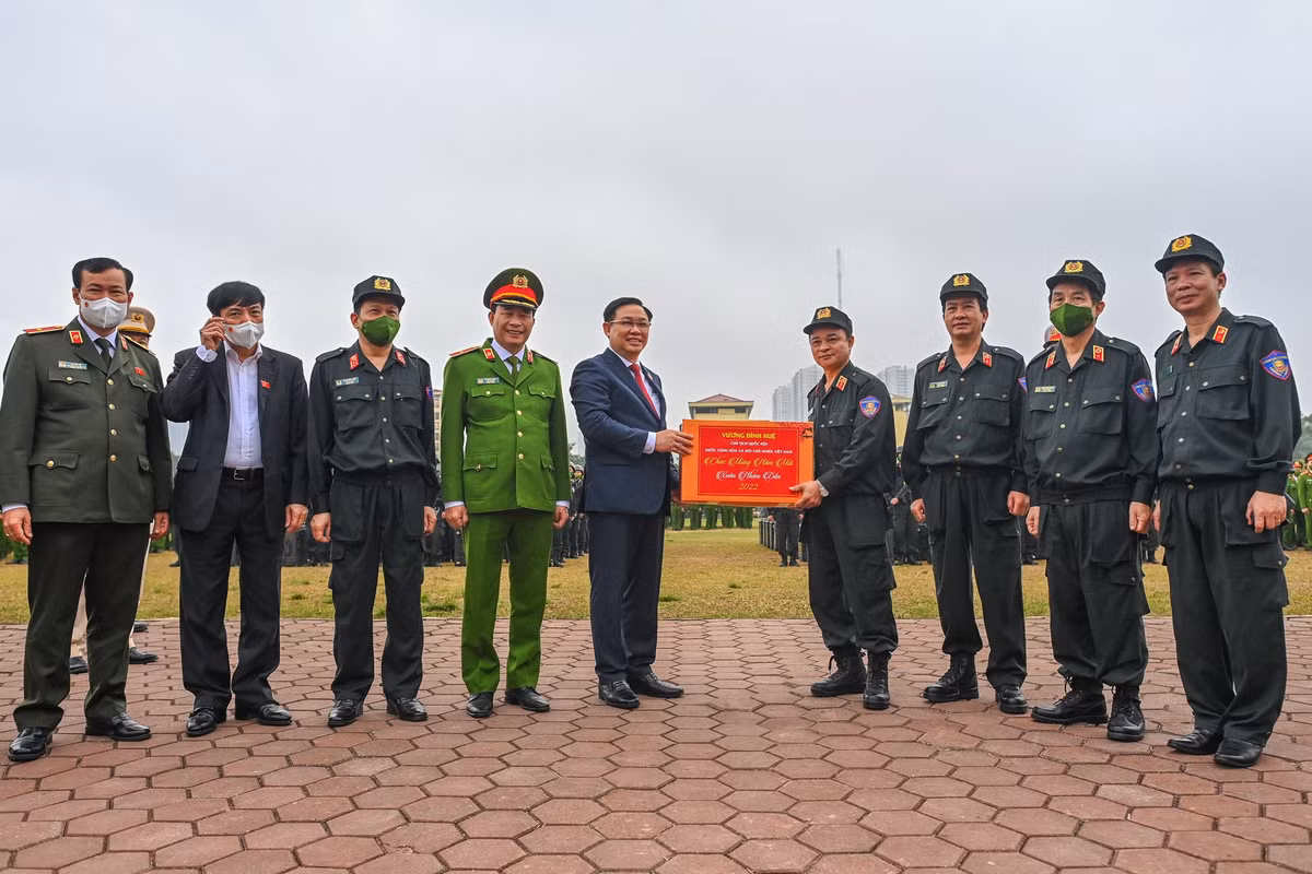 Nhân dịp Tết Nhâm Dần, Chủ tịch Quốc hội Vương Đình Huệ tặng quà Bộ Tư lệnh CSCĐ và mong muốn chú trọng chăm lo đời sống của cán bộ, chiến sĩ, đặc biệt là dịp Tết Nhâm Dần 2022.