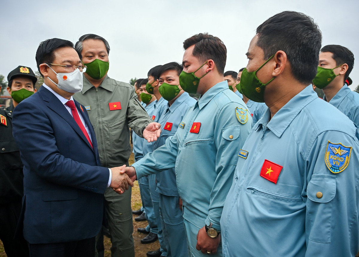 Chủ tịch Quốc hội chúc Tết và hỏi thăm lực lượng Không quân Công an Nhân dân được thành lập hồi tháng 10/2021. Báo cáo với Chủ tịch Quốc hội, thiếu tướng Nguyễn Ngọc Thanh thẳng thắn nhìn nhận các trang bị, khu vực tập luyện của lực lượng Kỵ binh và Không quân Công an Nhân dân còn thiếu, chưa đáp ứng được tình hình. Ông cũng kiến nghị lực lượng Không quân Công an Nhân dân sớm được trang bị máy bay.