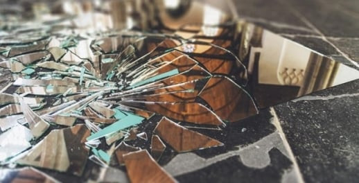  Gương bị vỡ, nứt. Theo phong thủy, thì các loại gương vỡ nứt chứa nhiều âm khí dễ làm cầu nối cho những điều xui xẻo tai ương tìm đến… Chính vì vậy, nếu bạn thấy trong nhà có những chiếc gương vỡ nứt thì nên vứt chúng đi và thay thế bằng chiếc gương mới. Bởi gương vỡ nứt sẽ làm mất đi dương khí và sẽ hấp thu hết năng lượng của con người, từ đó mang lại thị phi, bất lợi cho quan vận của chủ nhân. 