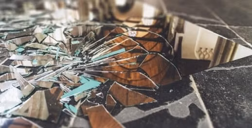  Gương bị vỡ, nứt. Theo phong thủy, thì các loại gương vỡ nứt chứa nhiều âm khí dễ làm cầu nối cho những điều xui xẻo tai ương tìm đến… Chính vì vậy, nếu bạn thấy trong nhà có những chiếc gương vỡ nứt thì nên vứt chúng đi và thay thế bằng chiếc gương mới. Bởi gương vỡ nứt sẽ làm mất đi dương khí và sẽ hấp thu hết năng lượng của con người, từ đó mang lại thị phi, bất lợi cho quan vận của chủ nhân. 