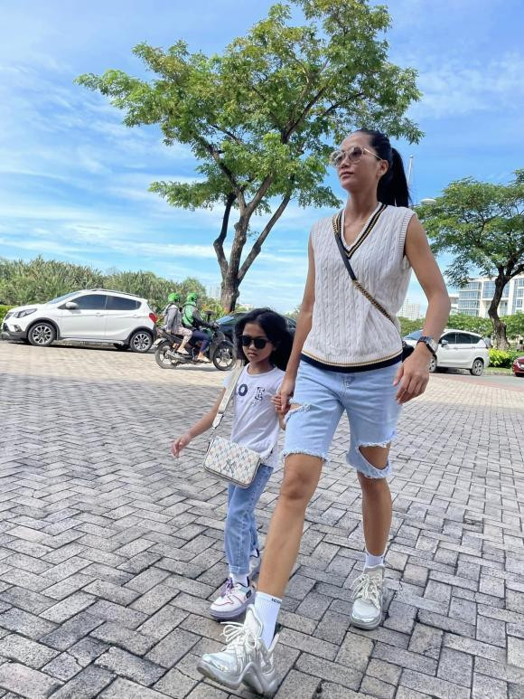 Mới đây, H'Hen Niê gây chú ý khi cho cháu gái lên sóng. Chia sẻ loạt ảnh đầy tình cảm, Hoa hậu gốc Ê-Đê cảm thán: "Bị cháu gái chặt bặc bặc bặc. Chụp hình với Gigi mà tấm nào Gigi cũng thần thái còn Hen thì …". Trong loạt ảnh, nàng Hậu mặc quần short rách te tua lạ mắt, mix cùng áo len trắng đơn giản cùng đôi giày thể thao năng động. Tổng thể set đồ cho thấy sự giản dị và trẻ trung của Hoa hậu Hoàn vũ Việt Nam.