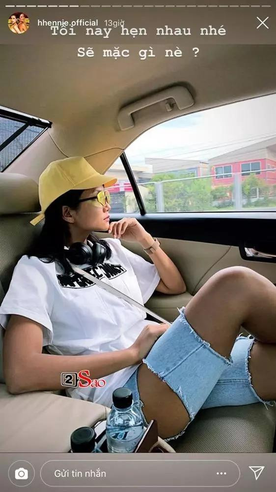 Chiếc quần short jeans của H'Hen Niê tuy không quá ngắn nhưng phần cut out lại gần vòng 3, đủ gây thót tim vì khiến cô có thể gặp sự cố kém duyên bất cứ lúc nào.