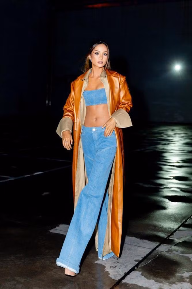 Thỉnh thoảng, H'Hen Niê ưu ái cả "cây" jeans để đổi gió.