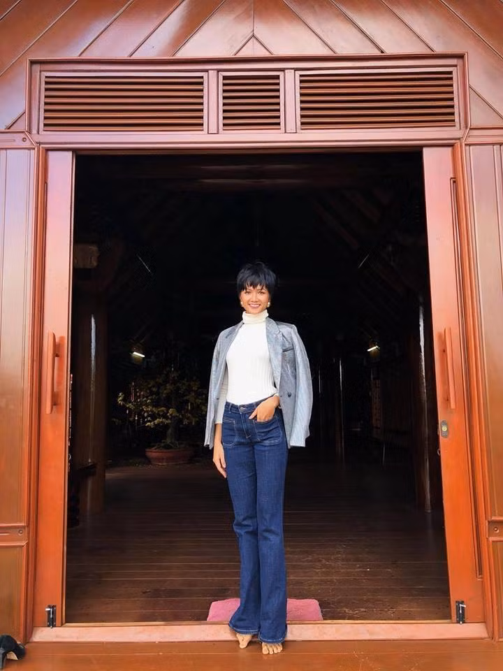 Quần jeans trơn cạp cao, ống loe cũng được lòng người đẹp không kém.