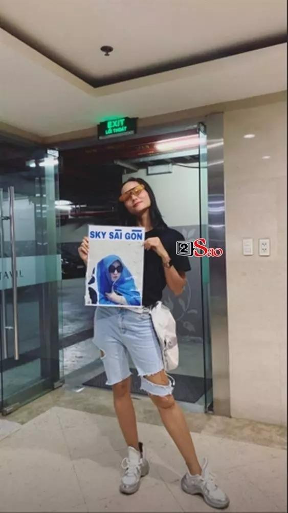 Vào giữa tháng 7/2019, nàng Hậu từng mặc item này đi xem show của Sơn Tùng M-TP.