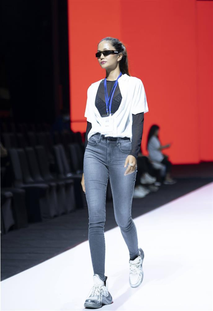 Các kiểu jeans trơn chiếm phần lớn trong tủ đồ của nàng Hậu vì cơ bản, dễ mặc, đặc biệt là skinny jeans.