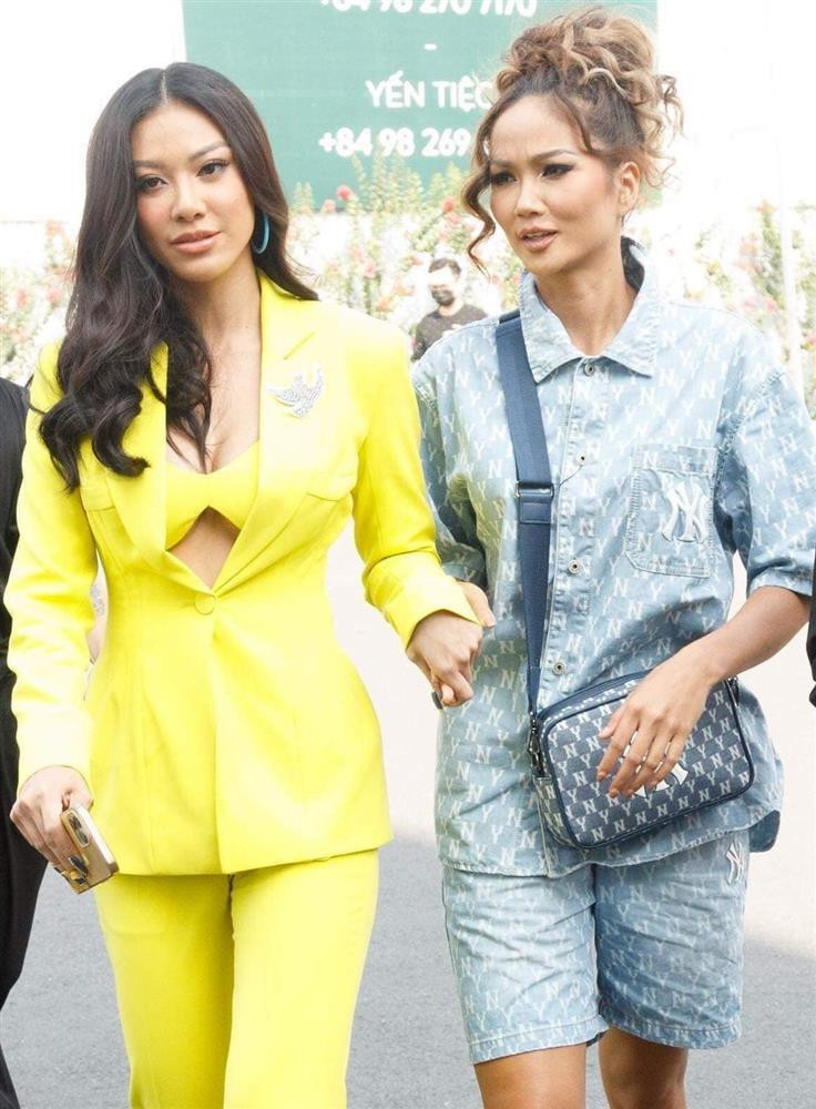 Thậm chí, người đẹp từng có lần mặc cả cây denim xuề xòa đi sự kiện và vấp phải nhiều ý kiến trái chiều.