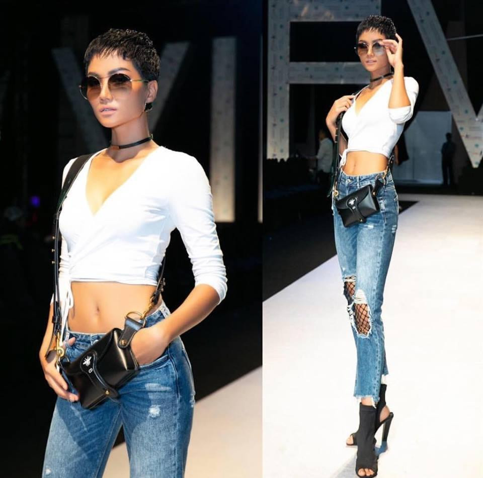 Ngoài jeans trơn thì các thiết kế rách "bụi phủi" cũng thường xuyên được H'Hen chọn diện. Người đẹp phố đồ khá đa dạng, khi cần quyến rũ thì mix cùng crop-top và giày cao gót.