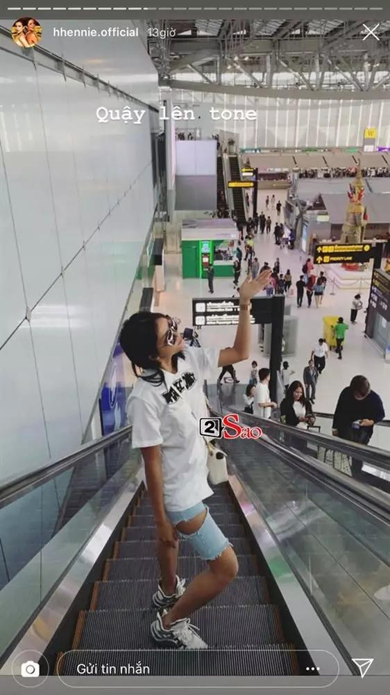 Không chỉ vậy, chiếc quần này còn được H'Hen Niê tận dụng mặc ra sân bay, trong một chuyến bay từ Thái về.