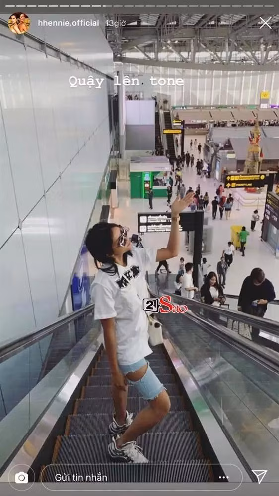 Không chỉ vậy, chiếc quần này còn được H'Hen Niê tận dụng mặc ra sân bay, trong một chuyến bay từ Thái về.