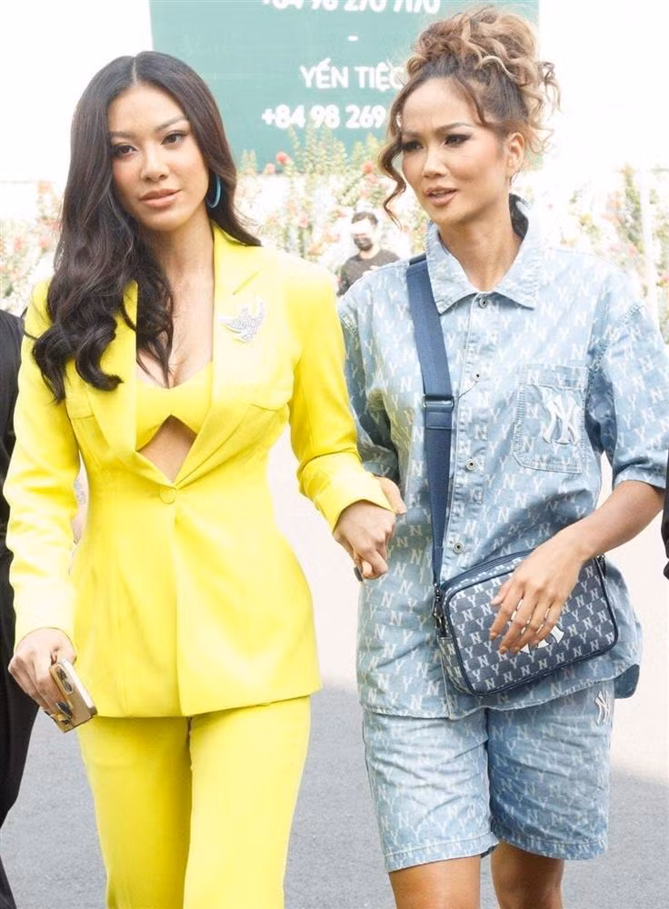 Thậm chí, người đẹp từng có lần mặc cả cây denim xuề xòa đi sự kiện và vấp phải nhiều ý kiến trái chiều.