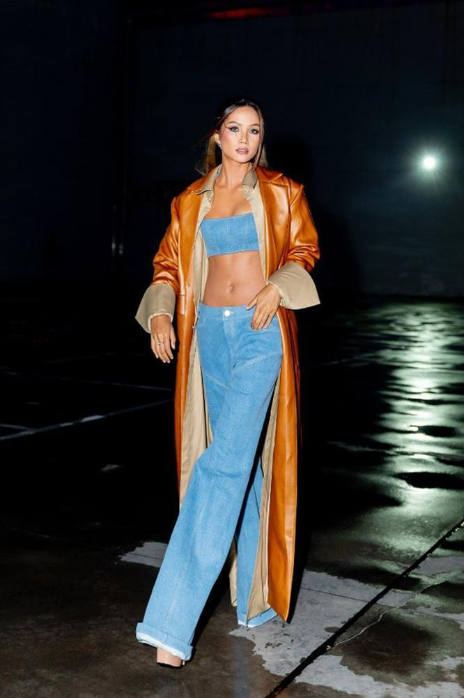 Thỉnh thoảng, H'Hen Niê ưu ái cả "cây" jeans để đổi gió.