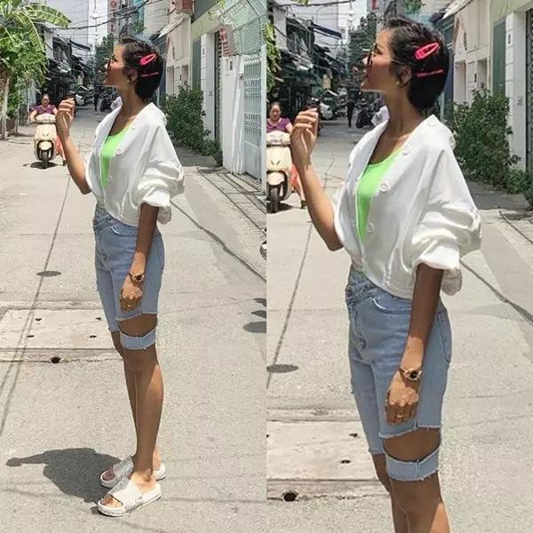 Thêm một lần khác top 5 Hoa hậu Hoàn vũ 2018 chưng diện chiếc quần xuống phố nhưng cách mix đồ lần này không được đánh giá cao. Những ai theo dõi H'Hen Niê đủ lâu, hẳn đều biết cô chính là một "tín đồ" trung thành của quần jeans từ nhiều năm trước. Yêu thích sự khỏe khoắn và cá tính, người đẹp có cả một "bộ sưu tập" quần jeans nhiều màu sắc và kiểu dáng từ sooc đến dài, trơn hoặc rách... đủ cả.