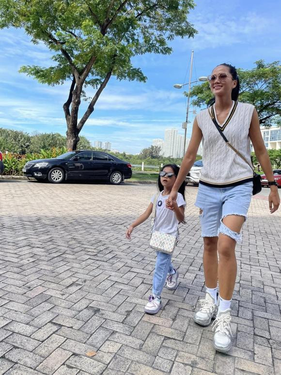 H'Hen Niê mặc quần jeans - áo trắng cho đồng điệu với cô bé. Nhiều người còn tinh mắt nhận ra đây chỉ là một chiếc quần được chân dài mặc đi lại nhiều lần, vậy nhưng item sau 4 năm vẫn còn như mới, chứng tỏ người đẹp Ê đê cũng rất biết giữ chứ không "xài như phá" giống đồ hiệu.