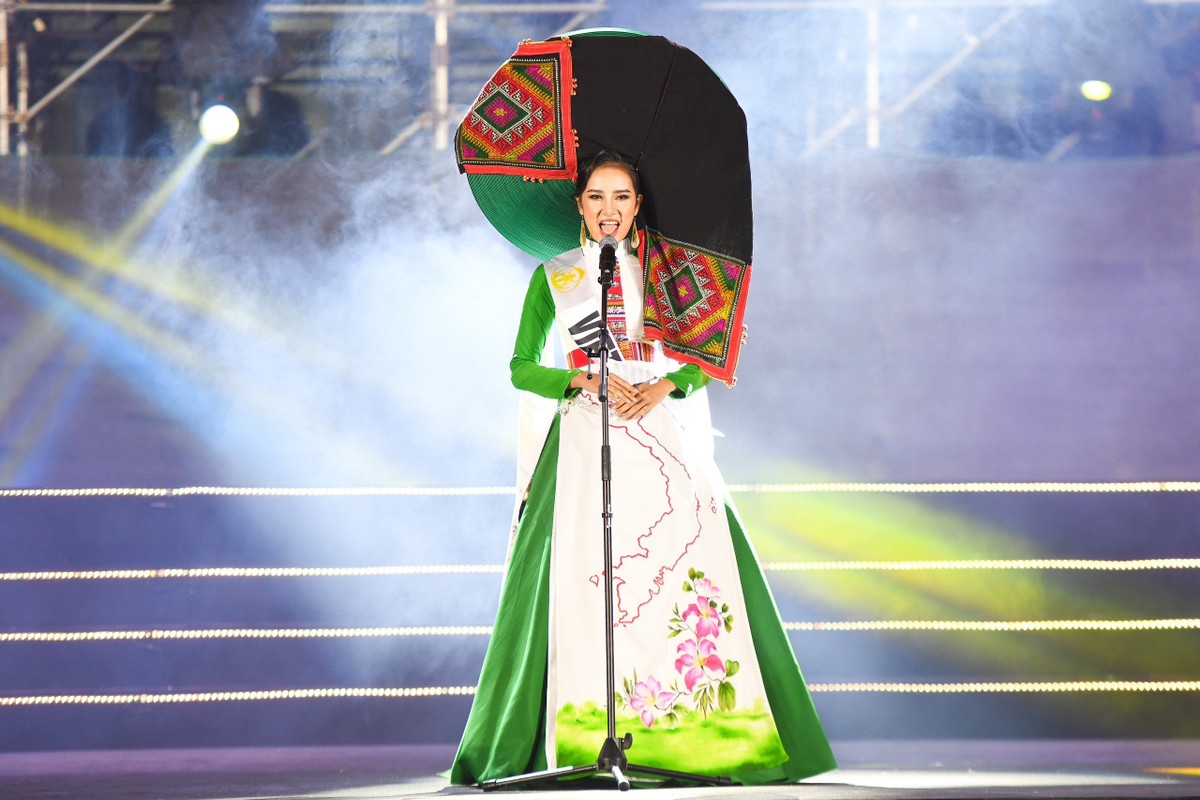 Lê Thị Hương Ly, đại diện Việt Nam, hô rõ tên quốc gia trong bộ áo dài truyền thống kết hợp mấn đội đầu khổng lồ. Trên đường đua chạm đến vương miện, Hương Ly thuộc nhóm thí sinh tiềm năng. Cô gái Hải Phòng có làn da trắng, vóc dáng cân đối với chiều cao 1,7 m, số đo 83-60-91 cm, giao tiếp tiếng Anh trôi chảy.