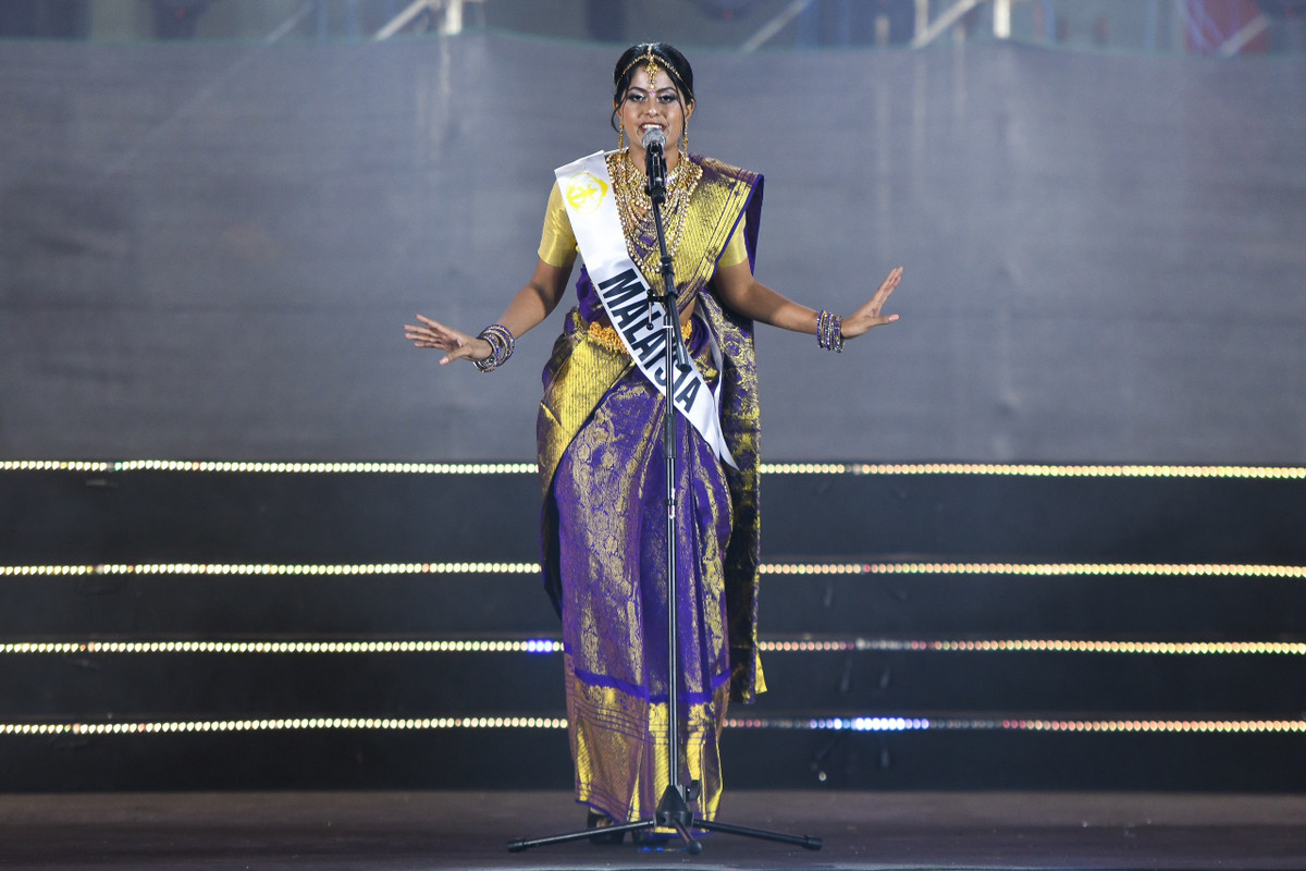 Malaysia thuộc nhóm thí sinh tỏ ra năng nổ, nhiệt tình trong các hoạt động suốt chặng đường vừa qua. Ở vòng trang phục dân tộc, cô thể hiện tương đối ổn.