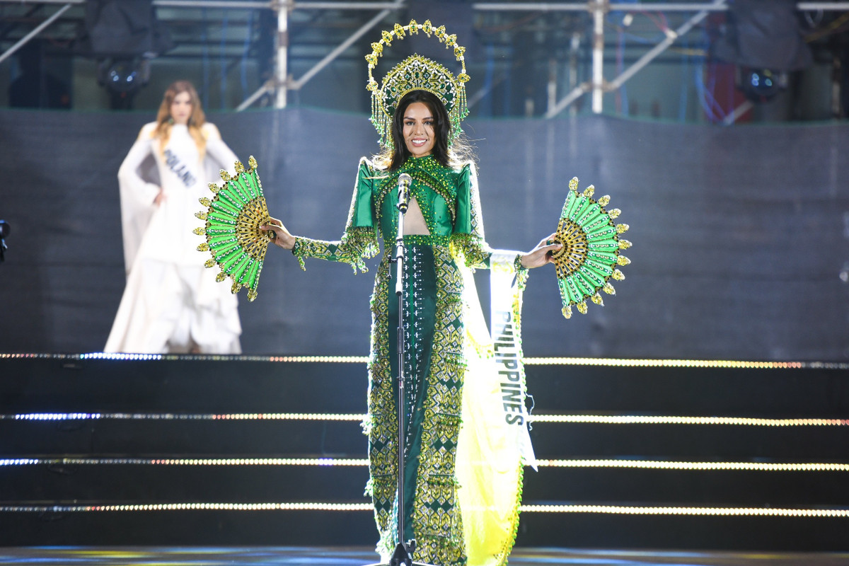 Hoa hậu Philippines mặc váy mang hơi hướm lễ hội carnival. Trước giờ G, cô được đánh giá là ứng cử viên sáng giá nhất cho ngôi vị hoa hậu. Đại diện nước này cũng nhiều lần giành chiến thắng ở cuộc thi, do đó, Justine Felizarta được công chúng kỳ vọng.